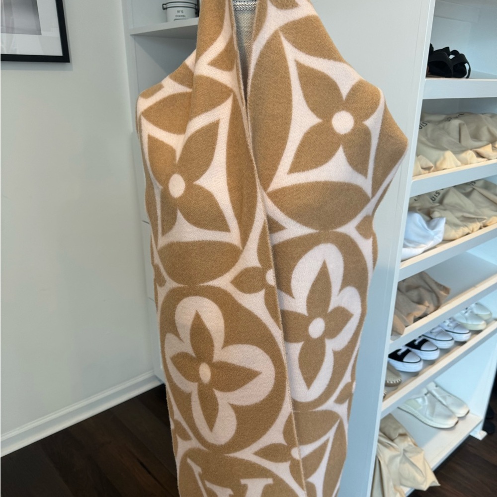Louis Vuitton LV Medallion Scarf